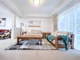 Spacious and Elegant house with study room in Doncaster - 9