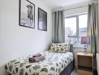 Guest Rooms Near City Centre & Dock Free Parking - 6