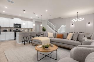 5 Bedrooms- 4,5 Bathrooms- Windsor Island4070 La - Davenport - 0