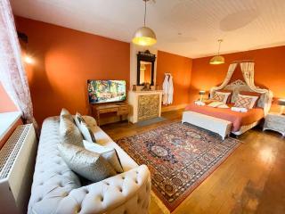 Chateau Bourgeoisie *** - - 5