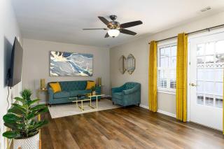 Aqua Oasis - Central & Stylish - 3 BR / 3 BA - Greensboro - 0