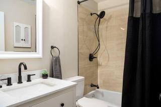 Aqua Oasis - Central & Stylish - 3 BR / 3 BA - Greensboro - 4
