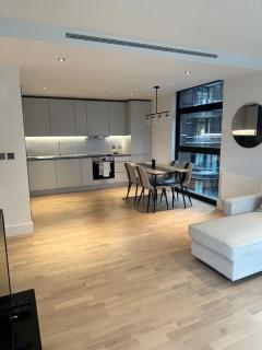Stylist 2 Bedroom Apartment in Central London - 9