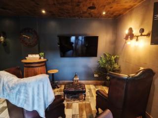 The Pub - Unique & Authentic Experience - Free Parking!, 5 minutes from Airbus and The Mall Cribbs - 6