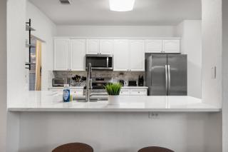 Luxury 5BR, 3BA Austin Retreat ~ Pool~ Parking - Austin - 5