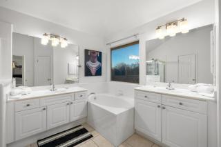 Luxury 5BR, 3BA Austin Retreat ~ Pool~ Parking - Austin - 3