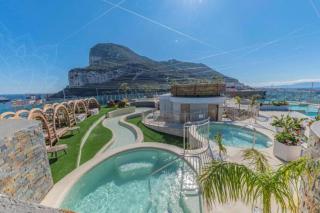 Urban Oasis at Luxurious Ocean Village - 4