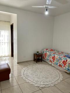Quarto com banheiro e sem café e sem TV no Edifício Verona - Fazenda Rio Grande - 3