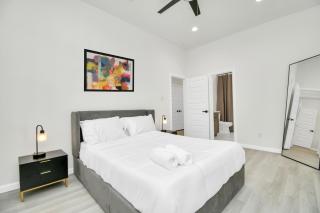 2 Homes•Sleeps 18•Gated•10 Mins To Dwntwn•SmartTvs - Houston - 1