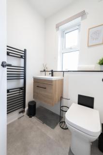 Spacious Modern 2BR - Parking - Workspace Area, Ideal for Contractors & Long Stays - NordStay - 5