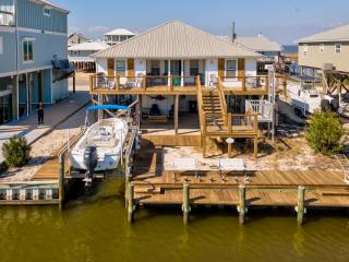 Waters Edge - PRIVATE DOCK! Only two blocks from the bay or the gulf! Plenty of parking for cars or boats home - Dauphin Island - 0