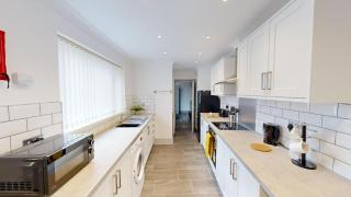 Central Stunning 3-Bed House - Free Parking - 8