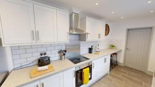 Central Stunning 3-Bed House - Free Parking - 7