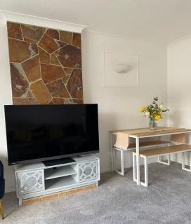 Spacious 2 Bed Village Flat sleeps 4/6 - 6