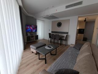 19th Floor Secure Condo with Pool, Fitness, Parking Included in Price - Skopje - 4