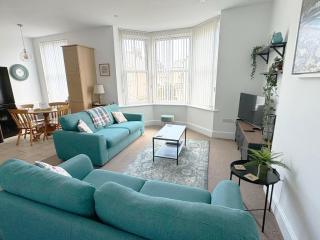 Private Parking, Central Llandudno, King Bed with Ensuite at Clement Lodge - Llandudno - 7