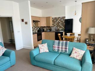 Private Parking, Central Llandudno, King Bed with Ensuite at Clement Lodge - Llandudno - 9