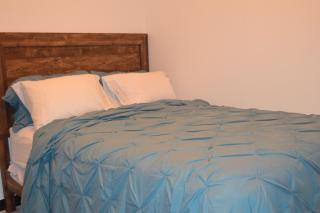 Cozy & Central 2 Bedroom Apt - 4