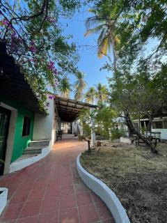Sugarloaf Beach House & Surf Lodge - El Cuco - 5