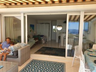 VUE EPOUSTOUFLANTE SUR BANDOL & LA MER 2 pièces, piscine tout confort 4 étoiles, très calme, terrasse spacieuse sans vis à vis, parking privé résidence standing - Bandol - 4