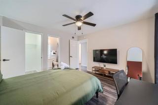 Your Modern 2B Getaway - W/D, Pool, Prkg - 10min to DTWN - 8