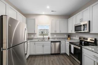 Modern 4BR 4BA Two Unit Condo w Garage and Patio - Wyoming - 4