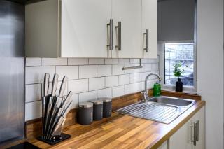 Home in West Yorkshire, Close to Leeds City Center, Sleeps 3! - Batley - 2