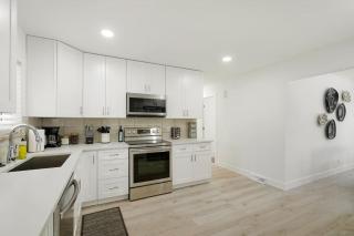 5-Bedrooms! Stylish and Modern Home, Pets Welcome! - 1