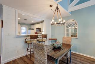 2 BR condo Updated Stainless Steel Appliances Bikes & Beach Gear included - 8