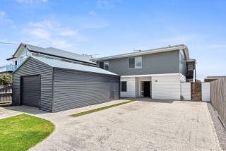 Hood Road Beach House- Hamptons inspired sleeps 9 - 1