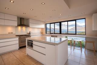 QT Paradise: Panoramic Views & Elegant Comfort - 9