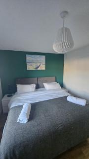 Cozy urban retreat in 2-bed home - 6