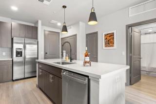 Cozysuites PHX RORO Gym, Pool, Pets, Parking! #10 - 1