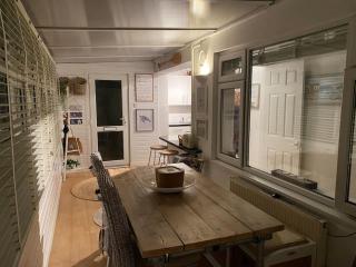 Shoreline hideaway - next to the beach - Holland-on-Sea - 8