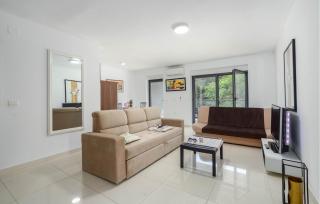 Amazing Apartment In Kastel Kambelovac - Kaštela - 8