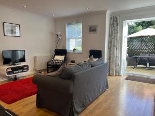 SoHot Stays-Garden Apt-Free Parking Ground Flr - 8