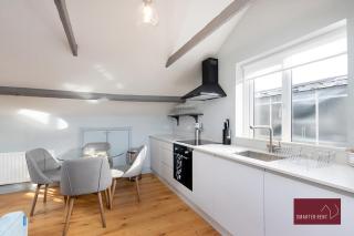 Weybridge - Refurbished Two Bedroom House - Weybridge - 9