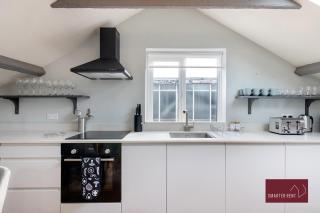 Weybridge - Refurbished Two Bedroom House - Weybridge - 8
