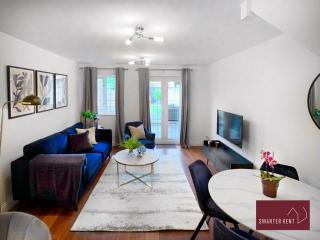 Knaphill - 2 Bedroom Terrace House - With Garden - Brookwood - 0