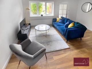 Guildford - 2 Bedroom House - Parking - 7