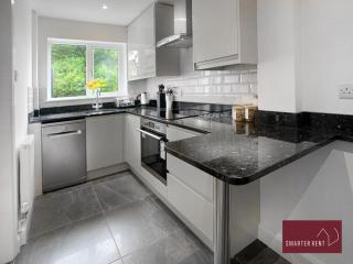 Guildford - 2 Bedroom House - Parking - 6