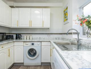 Perfect For Long Stays With Driveway Parking - Southampton - 4