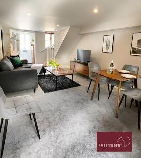 Ascot - Immaculate 2 bed House with parking - Ascot - 0