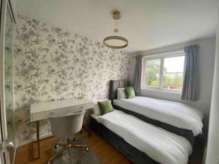 2 Bed House in Hampton - Free parking - Hanworth - 5