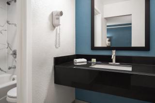 La Quinta Inn by Wyndham Victoria - 9