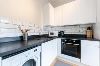 Special Offer! Bright & Central Apt - Up to 4 - 8