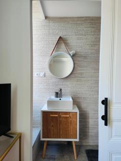 Self-checkin town house - Rooms to rent in a beautiful modern town house - Not a hotel - Location de chambres avec arrivée en autonomie - Extra fee for sheets and towels - Private parking - Check your plateform inbox and follow check-in instructions - Saint-Romain-en-Gal - 6