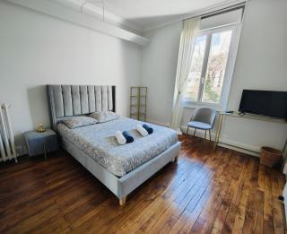 Self-checkin town house - Rooms to rent in a beautiful modern town house - Not a hotel - Location de chambres avec arrivée en autonomie - Extra fee for sheets and towels - Private parking - Check your plateform inbox and follow check-in instructions - Saint-Romain-en-Gal - 4