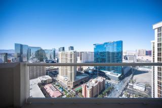 No Resort Fee Strip View Balcony+Free Valet+ Pool - Las Vegas - 3