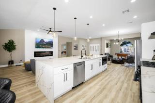 1-Story Getaway w Pool, Jacuzzi & Firepit, Sleeps 10 - Las Vegas - 4
